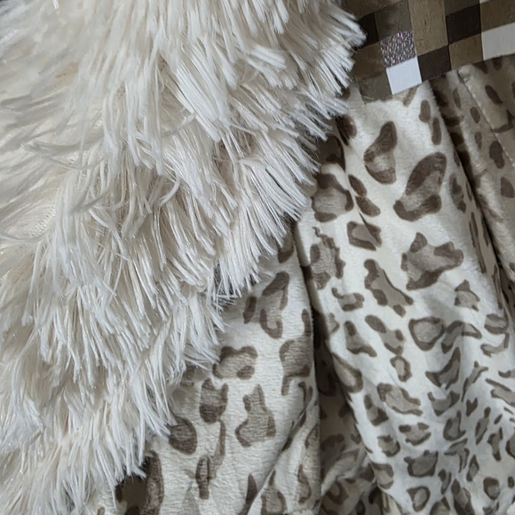 Marlo Lorenz Decorative Throw Blanket - Reversible Animal Print Leopard - Picture 4 of 6